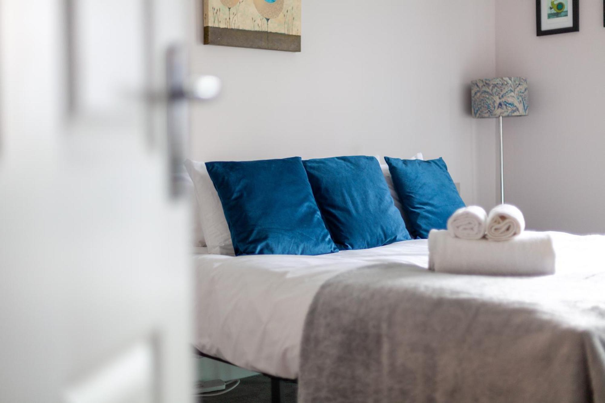 Stylish Chic Retreat: 1-bed, Near Canary Wharf Londra